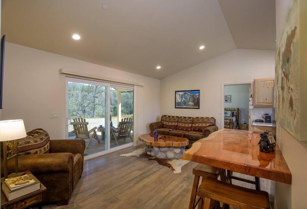 Cozy Cub Cabin, Brand New Home Near Yosemite マリポサ エクステリア 写真