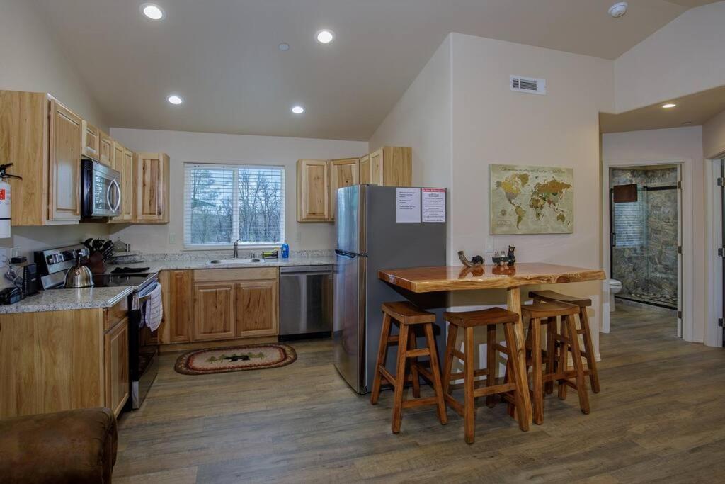 Cozy Cub Cabin, Brand New Home Near Yosemite マリポサ エクステリア 写真