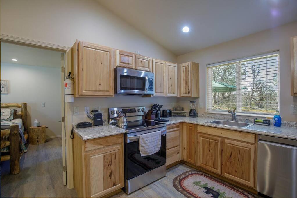 Cozy Cub Cabin, Brand New Home Near Yosemite マリポサ エクステリア 写真