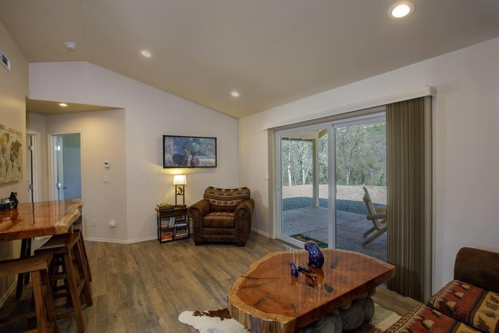 Cozy Cub Cabin, Brand New Home Near Yosemite マリポサ エクステリア 写真
